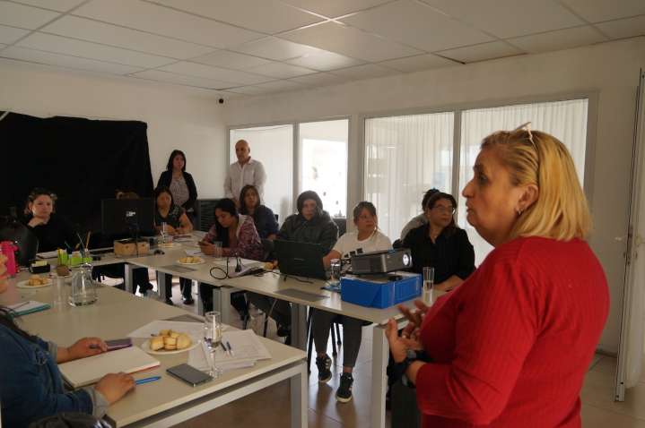 Impulso Productivo: Realizaron capacitación sobre cooperativas para mujeres de merenderos en Río Gallegos