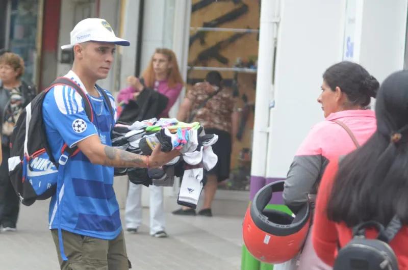 FOTOS. En este día gris, los vendedores ambulantes celebran su día en el centro santiagueño