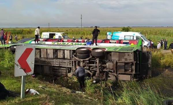 Grave accidente en Ruta 2: volcó un micro que iba a Mar del Plata y hay decenas de heridos