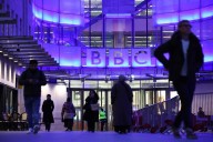BBC debe "luchar" por su periodismo, dice director saliente ante amenaza de demanda de Trump