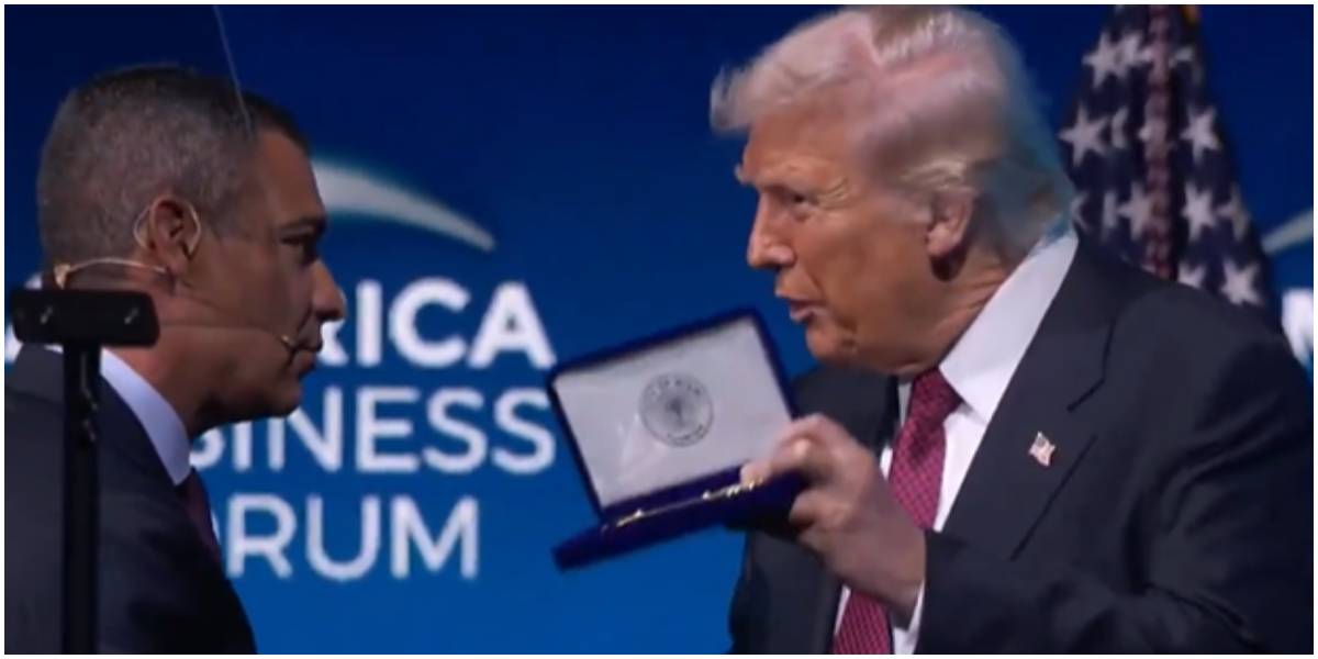 Presidente Donald Trump recibe la llave de la ciudad de Miami durante el America Business Forum 2025
