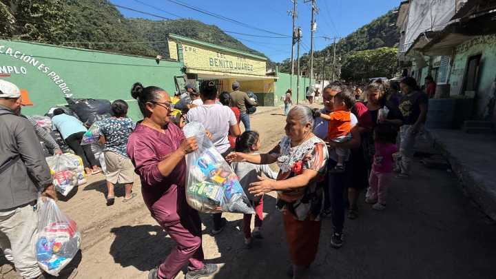 Entregan cuautepequenses apoyo a hermanos de la Otomí