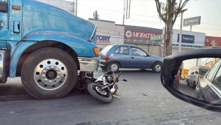 Motociclista sobrevive tras ser arrollado por tráiler en la México