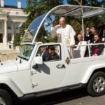 El papamóvil de Francisco se transforma en una clínica rodante para los niños de Gaza