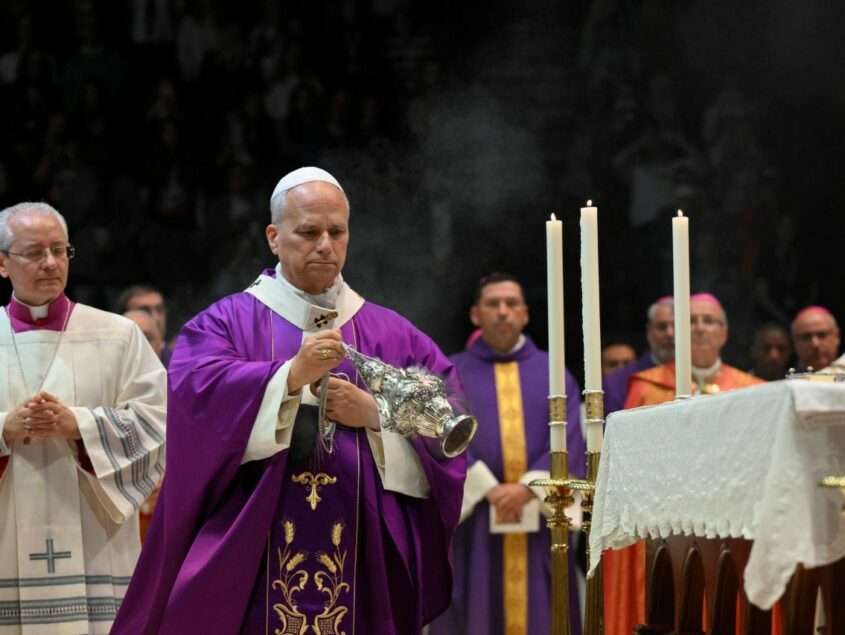 León XIV celebra su primera misa en Turquía tras recorrer la emblemática Mezquita Azul