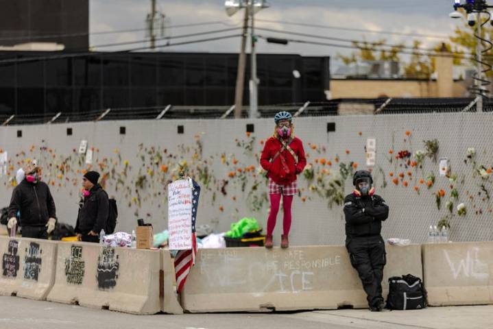 'We're not a violent city': Chicago locals take on ICE block