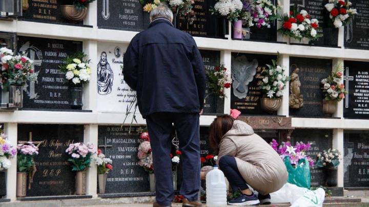 Lágrimas y recuerdos inundan el Cementerio de Torrero por Todos los Santos