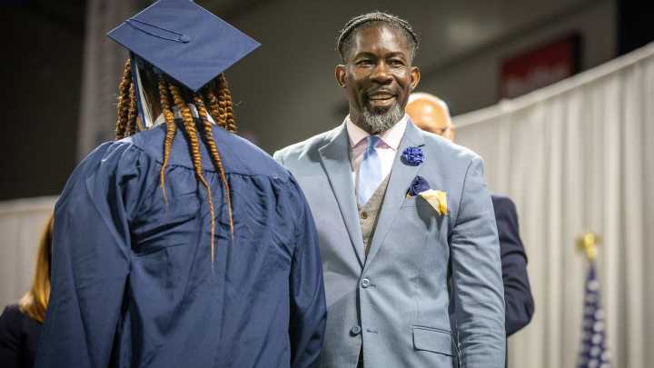 Des Moines schools report faults consultant in Ian Roberts hiring