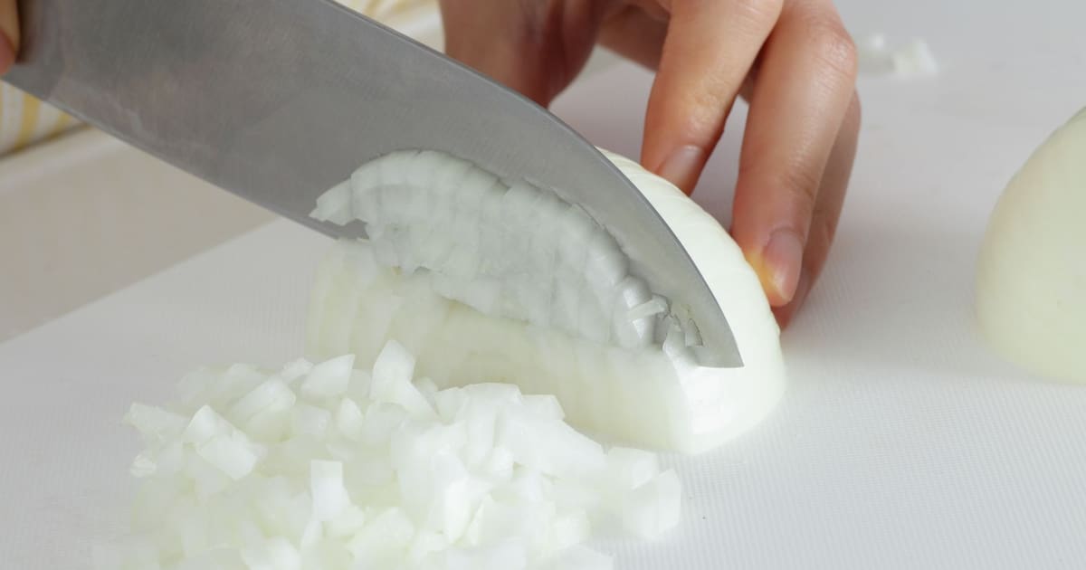 ¿Cebolla demasiado fuerte? Descubre 3 secretos con agua y sal para quitar el mal sabor