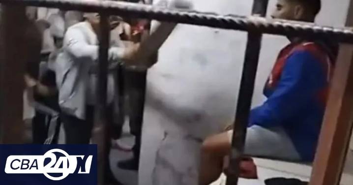 Violencia en el fútbol: se enojó y le clavó una llave en la cabeza