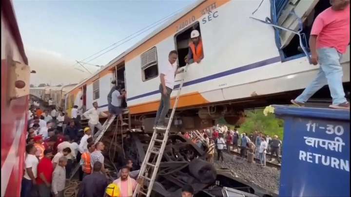 Choque de trenes en la India deja 11 muertos y una veintena de heridos