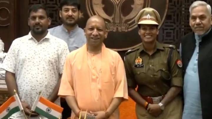 Cricket Uttar Pradesh Chief Minister Yogi Adityanath Meets DSP-Cum-Cricketer Deepti Sharma (Watch Video)
