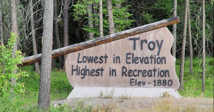 Troy police officer fired, charged over grooming allegations surrenders in California