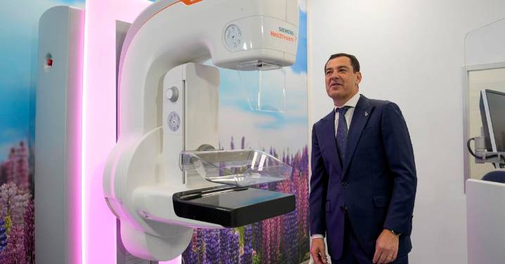 Juanma Moreno califica de "bulo" las acusaciones de privatización de la Sanidad en Andalucía