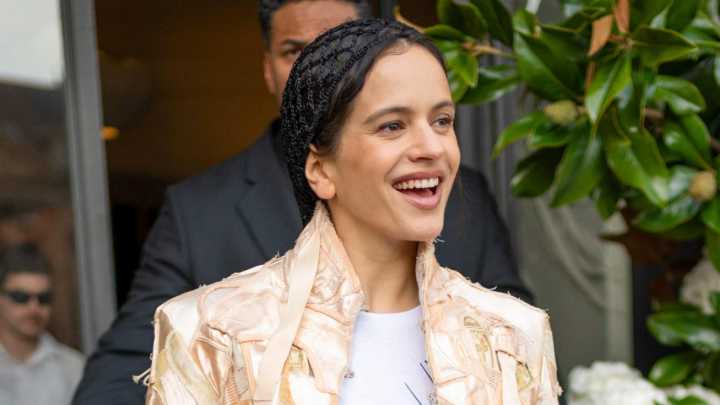 Clave de Éxito en ‘La Revuelta’: Así es el bizcocho de naranja con el que Rosalía conquistó al público y cómo puedes hacerlo en casa