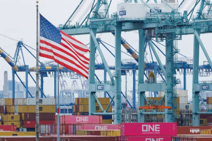 U.S. trade deficit dropped nearly 24% in August as Trump's tariffs reduce imports