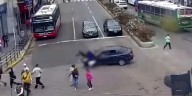 Video: manejaba en ojotas, perdió el control de su auto y atropelló a tres mujeres que cruzaban la calle