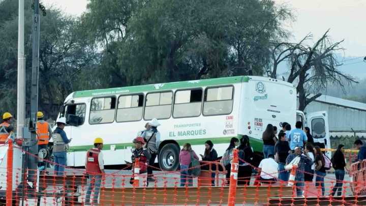 Camión con Pasajeros es Embestido por el Tren en Querétaro; ¿Qué se Sabe del Incidente?