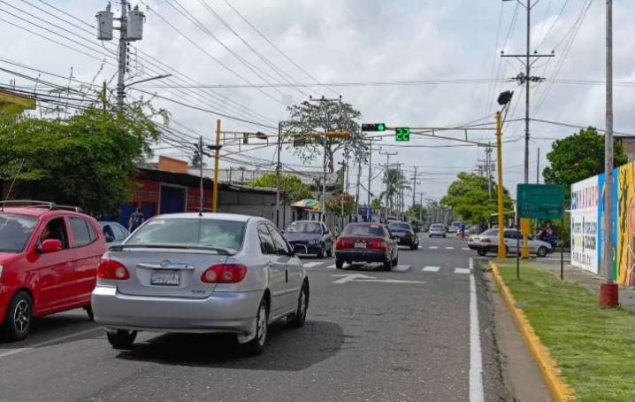 Nadie le para al semáforo de la calle Junín y los peatones no tienen su espacio