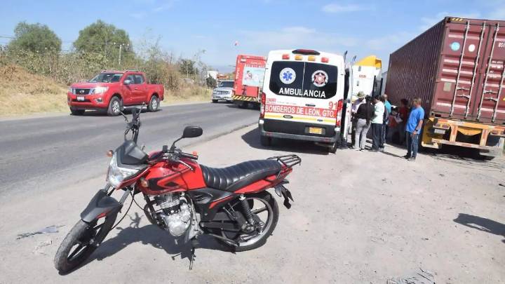 Motociclista resulta herido tras choque con tráiler en carretera León