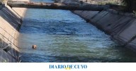Un llamado anónimo y la intervención de 3 efectivos policiales le salvaron la vida a un perro que cayó a un canal y fue arrastrado por el agua