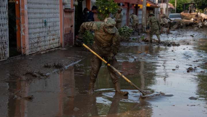 Lluvias inundan viviendas en Jopala, Puebla; gobernador promete apoyos