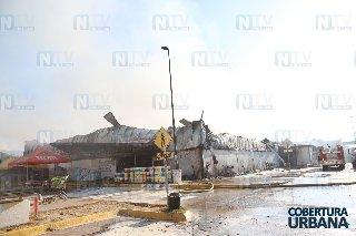 Bodega Aurrera de Puerto Vallarta queda convertida en cenizas tras fuerte incendio