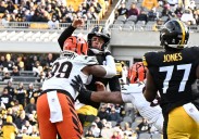 Steelers QB Aaron Rodgers has fracture in wrist but not ruled out Sunday