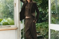 5 formas muy elegantes de llevar el verde oliva según Mango