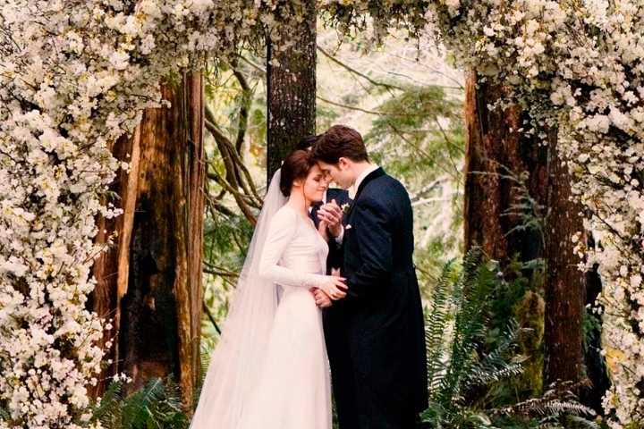 ¡Descubre el Deslumbrante Vestido de Novia de Bella Swan en Crepúsculo, Diseñado por la Renombrada Carolina Herrera!