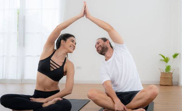Esta postura de yoga mejora la vida sexual en pareja, según expertos