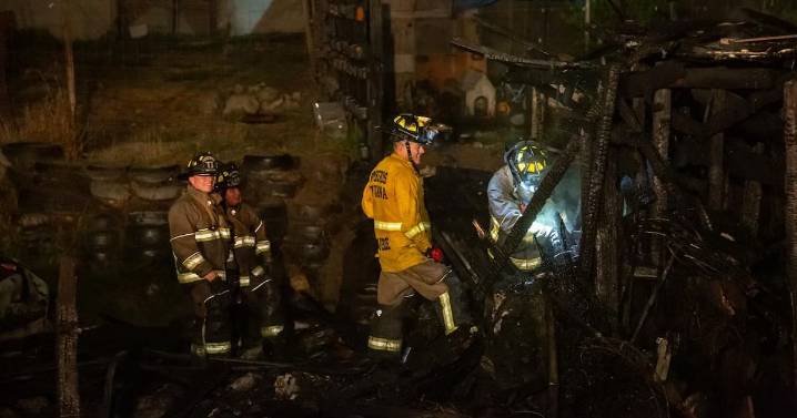 Fuego consume una casa y una traila en el Cañón del Padre
