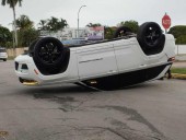 Aparatoso choque entre auto y combi de servicio público acaba en volcadura en Chetumal