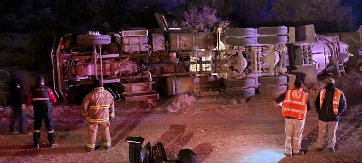 Vuelca pipa cargada con leche en el Libramiento Norte de Gómez Palacio