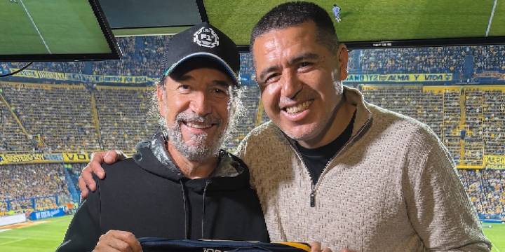 ‘El Buki’ visita la cancha de Boca Juniors y Riquelme lo recibe con la camiseta xeneize: “Usted es el ídolo de mi mamá”