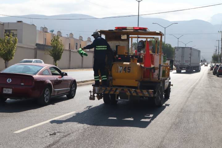 Intensifica Saltillo trabajos de rehabilitación de rejillas pluviales en lateral de Luis Echeverría