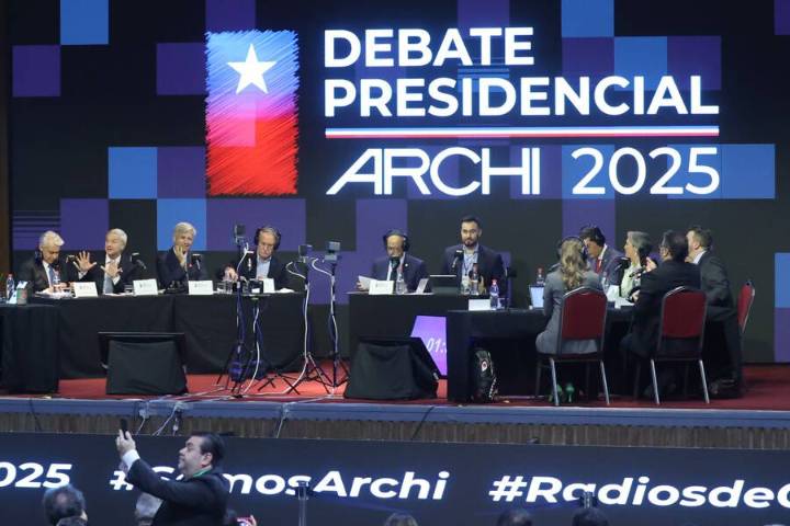 Los 8 candidatos presidenciales participan en el debate de la Asociación de Radiodifusores de Chile