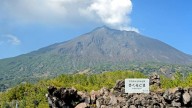 Se registra erupción volcánica en Japón con una columna de humo de cuatro kilómetros