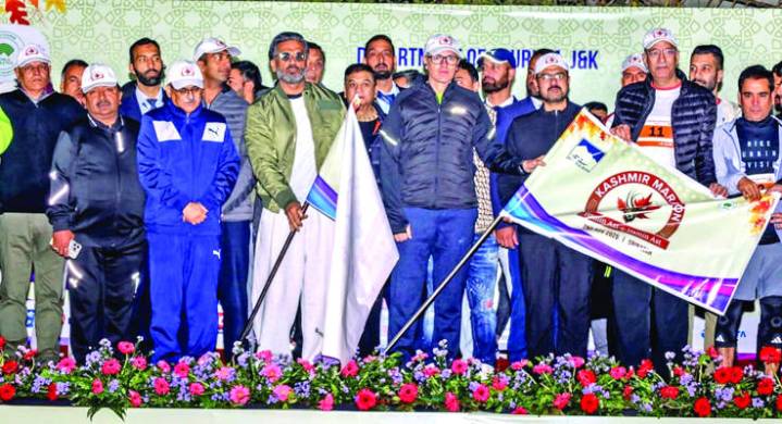 CM flags off Kashmir Marathon-II; Sunil Shetty calls it run for Kashmir, run for India