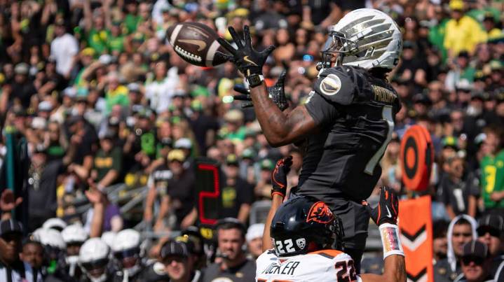 Oregon football WRs Dakorien Moore, Gary Bryant Jr. coud miss Week 12 vs. Minnesota