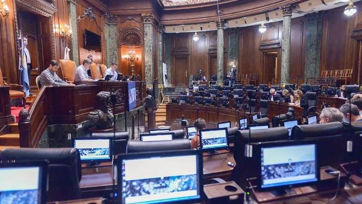 «Estoy buscando laburo»: un legislador de la Ciudad deja su banca y publicó su Currículum en redes