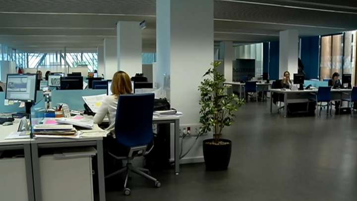 Gobierno y sindicatos pactan una subida salarial del 11% hasta 2028 para los funcionarios