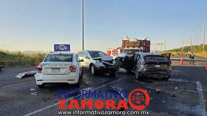 Carambola de tres camionetas, una moto y un taxi, deja un muerto,...