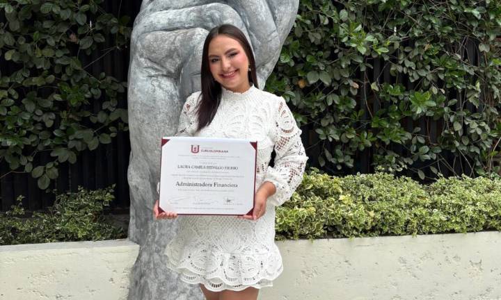 Laura Camila Hidalgo Fierro recibe título de Administradora Financiera de la Universidad Surcolombiana