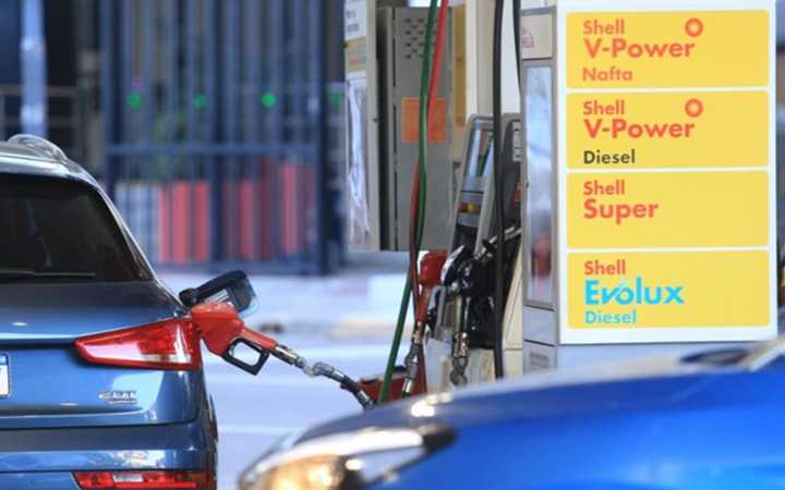 El litro de nafta roza los $2000 pesos: este sábado volvieron a subir el precio de los combustibles