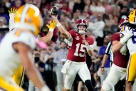 Top 25 roundup: No. 9 Oregon boosts resume with win at No. 20 Iowa