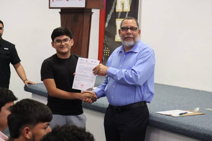 Impulsa UPRR equidad y desarrollo integral con becas institucionales