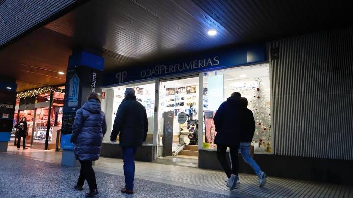 Un encapuchado roba en una perfumería de Zaragoza tras romper la cristalera