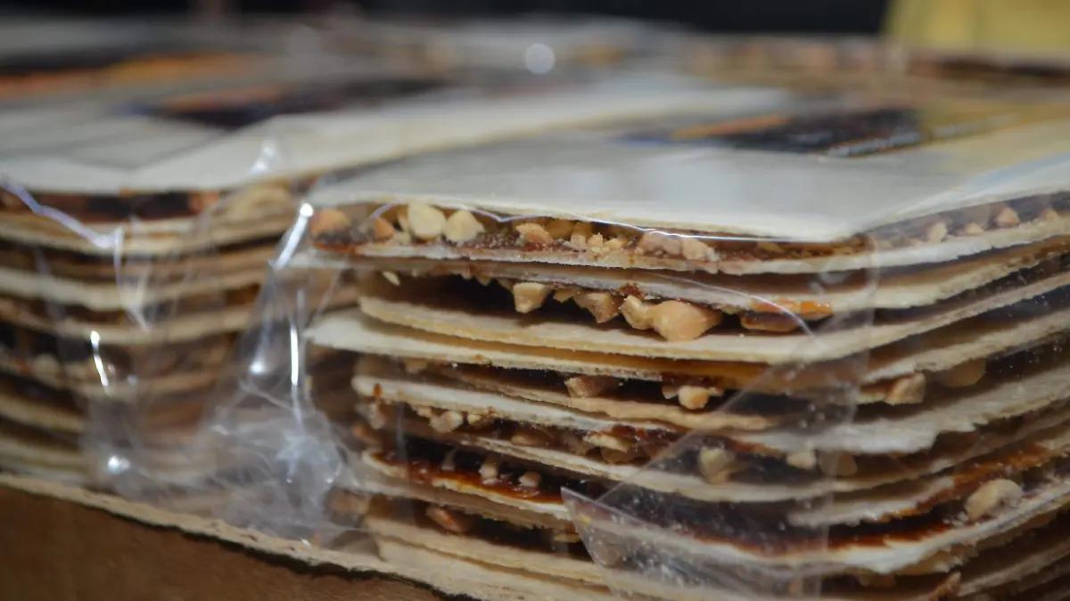 Dulces típicos de Sonora, proceso artesanal para hacer las obleas de miel de caña