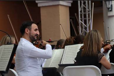 Orchestra performs festive favorites in Weston & it's free